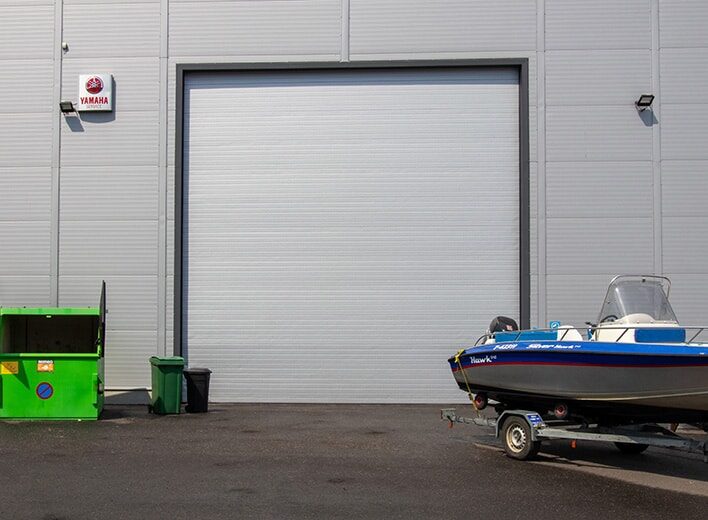 Raisio, tsollisuusovi 7000x7000, RAL 9006 Stucco lautakuvio