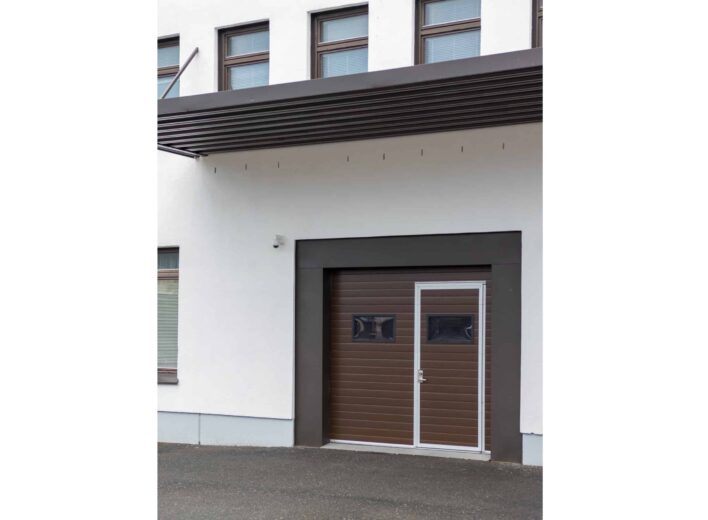 Rauma, teollisuusovi 2500x2350 RAL 8014 stucco lautakuvi, käyntiovi matalakynnyksellä